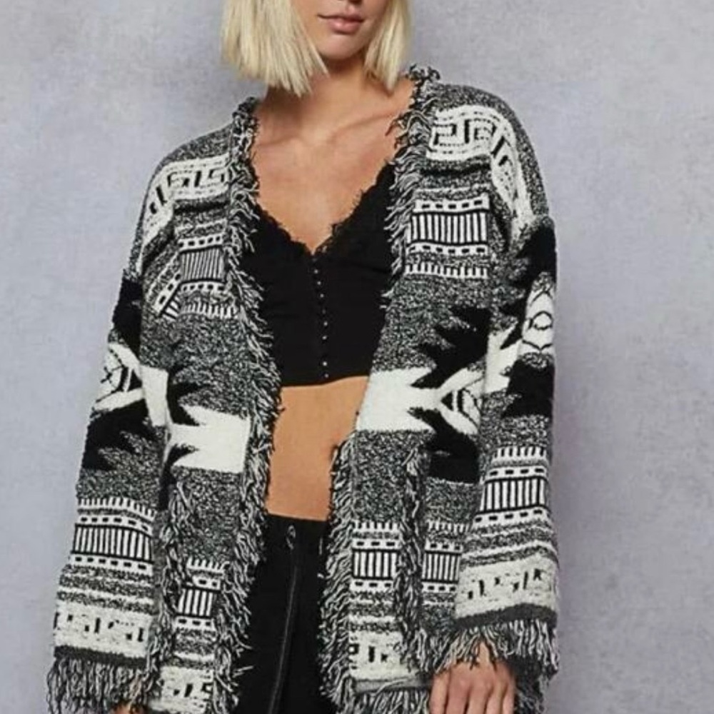 New POL Oversized Large Boho fringe Knit Sweater Black & White - Picture 5 of 6